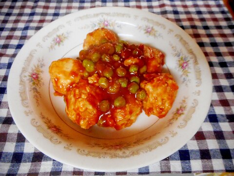 チキンボールとグリンピースのケチャップ煮